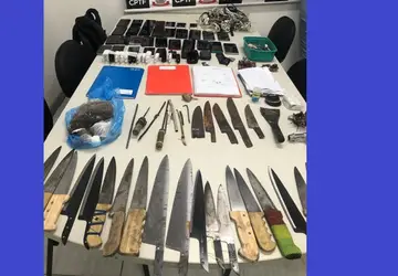 Operação no Conjunto Penal de Teixeira de Freitas apreende facas, celulares e drogas