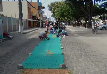 Corpus Christi: fiéis da cidade de Prado se reúnem para ornamentar a Avenida 02 de Julho com tapetes simbólicos