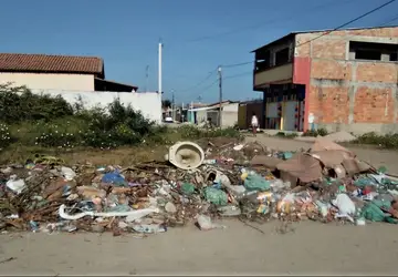 Lixo acumulado no bairro Alameda do Atlântico em Prado