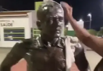 Prima de Daniel Alves limpa estátua de atleta; obra em Juazeiro voltou a ser questionada com condenação de ex-jogador