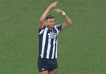 Tiquinho Soares se lesiona e pode desfalcar o Botafogo contra o Vitória pela Copa do Brasil