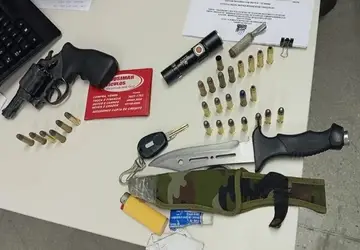 Um homem e duas mulheres são detidos com armas, munições e faca em Carinhanha