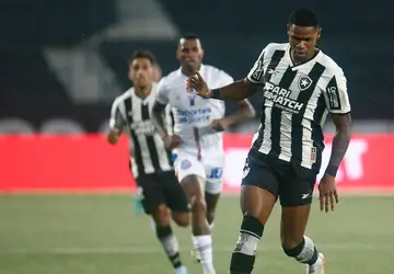 Em tom de ironia, Junior Santos reclama de gol anulado contra o Bahia: "Meu jogador tomou bomba no braço?"