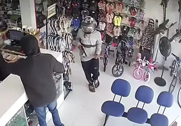 Filho de guarda municipal é preso pelo pai após roubo em loja na Bahia; vídeo registrou assalto
