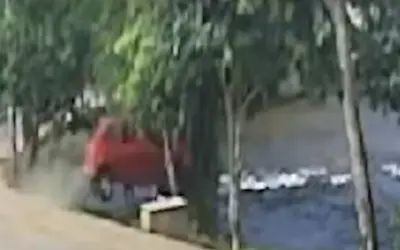 Motorista perde controle de direção e carro cai dentro de rio na Bahia