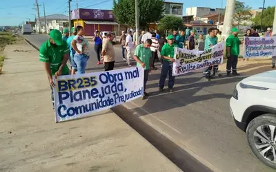 Grupo fecha trecho de BR no Norte baiano em protesto contra 