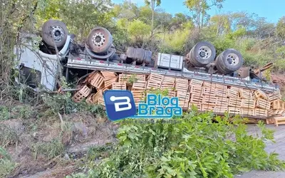 Caminhão perde controle e colide em barranco na Serra do Saco