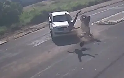 VÍDEO: Motociclista é arremessado após colisão com caminhonete em Guanambi