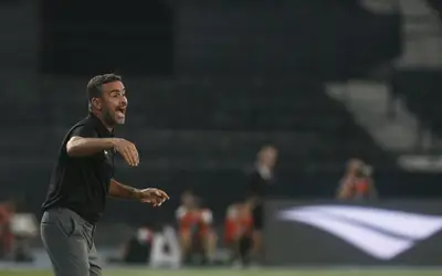 Técnico diz que "faltou mais fome" ao Botafogo após bater o Vitória por placar magro pela Copa do Brasil