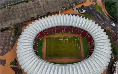 Gramado do estádio Beira-Rio é atingido por alagamento em Porto Alegre; veja fotos