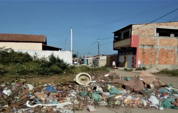 Lixo acumulado no bairro Alameda do Atlântico em Prado